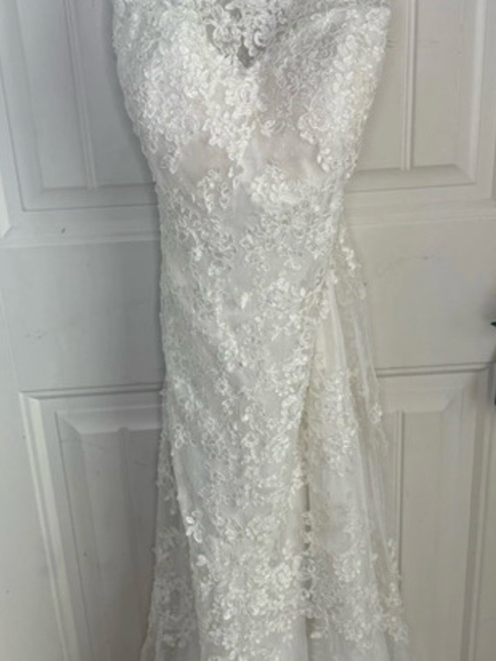Elegant White Lace Wedding Dress with Floral Appliqué